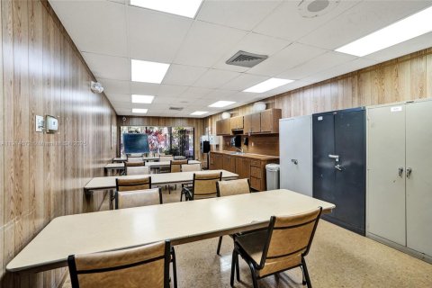 Condo in Sunrise, Florida, 2 bedrooms  № 1970567 - photo 16