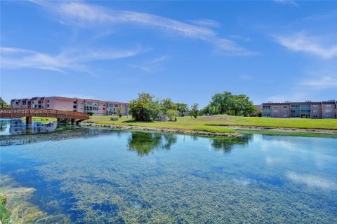 Condo in Sunrise, Florida, 2 bedrooms  № 1970567 - photo 25