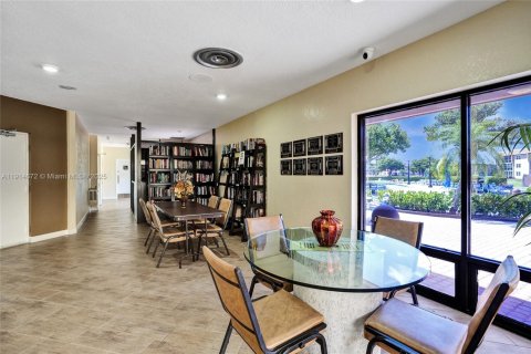 Condo in Sunrise, Florida, 2 bedrooms  № 1970567 - photo 11