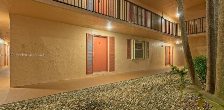 Condominio en Miami, Florida, 2 dormitorios  № 1740087