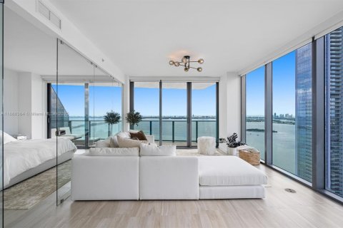 Condo in Miami, Florida, 3 bedrooms № 1965029 - photo 1