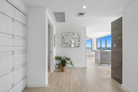 Condo in Miami, Florida, 3 bedrooms № 1965029 - photo 3