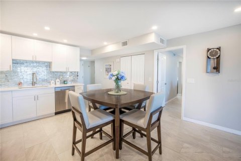 Condo in South Pasadena, Florida, 2 bedrooms  № 2195745 - photo 16