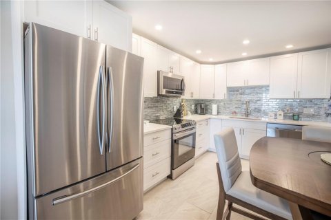 Condo in South Pasadena, Florida, 2 bedrooms  № 2195745 - photo 14