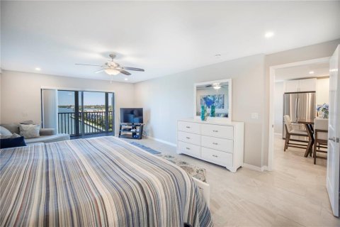 Condo in South Pasadena, Florida, 2 bedrooms  № 2195745 - photo 27