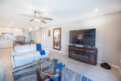 Condo in South Pasadena, Florida, 2 bedrooms  № 2195745 - photo 21