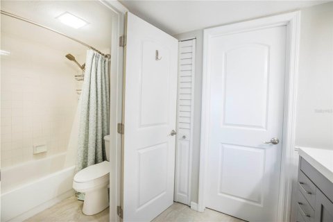 Condo in South Pasadena, Florida, 2 bedrooms  № 2195745 - photo 24