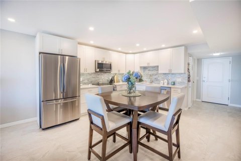 Condo in South Pasadena, Florida, 2 bedrooms  № 2195745 - photo 11