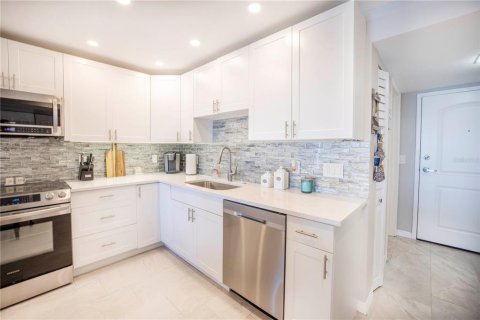 Condo in South Pasadena, Florida, 2 bedrooms  № 2195745 - photo 17