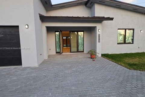 Casa en venta en Miami, Florida, 4 dormitorios № 1864319 - foto 2