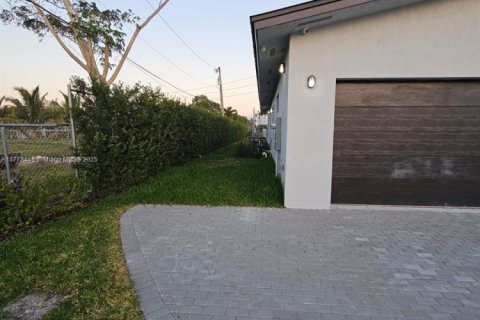 Casa en venta en Miami, Florida, 4 dormitorios № 1864319 - foto 7