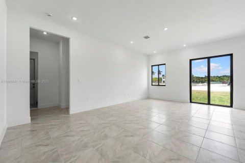 Купить виллу или дом в Хомстед, Флорида 5 спален, 298.68м2, № 1937299 - фото 9