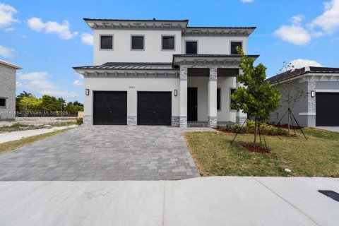 Купить виллу или дом в Хомстед, Флорида 5 спален, 298.68м2, № 1937299 - фото 1