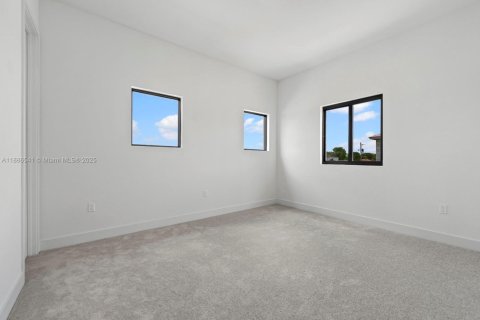 Купить виллу или дом в Хомстед, Флорида 5 спален, 298.68м2, № 1937299 - фото 26