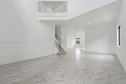 Купить виллу или дом в Хомстед, Флорида 5 спален, 298.68м2, № 1937299 - фото 6