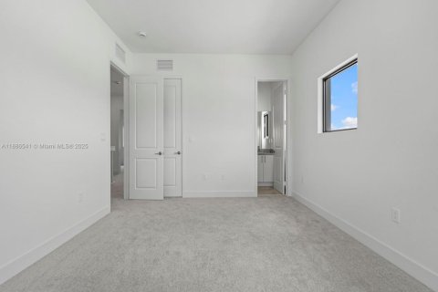 Купить виллу или дом в Хомстед, Флорида 5 спален, 298.68м2, № 1937299 - фото 27