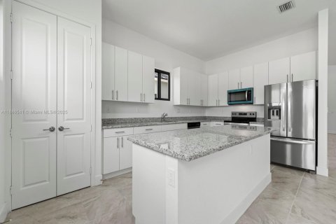 Купить виллу или дом в Хомстед, Флорида 5 спален, 298.68м2, № 1937299 - фото 14