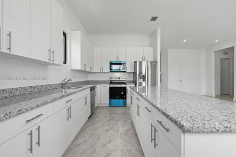 Купить виллу или дом в Хомстед, Флорида 5 спален, 298.68м2, № 1937299 - фото 15