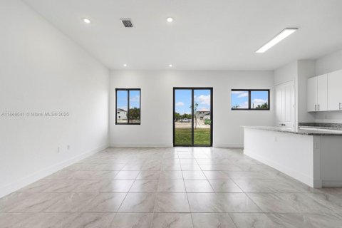 Купить виллу или дом в Хомстед, Флорида 5 спален, 298.68м2, № 1937299 - фото 11