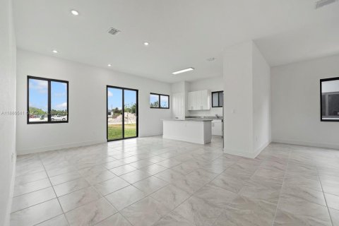 Купить виллу или дом в Хомстед, Флорида 5 спален, 298.68м2, № 1937299 - фото 10