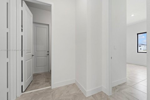 Купить виллу или дом в Хомстед, Флорида 5 спален, 298.68м2, № 1937299 - фото 19