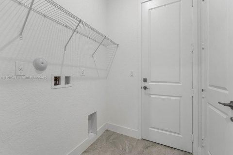 Купить виллу или дом в Хомстед, Флорида 5 спален, 298.68м2, № 1937299 - фото 24