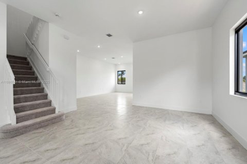 Купить виллу или дом в Хомстед, Флорида 5 спален, 298.68м2, № 1937299 - фото 7