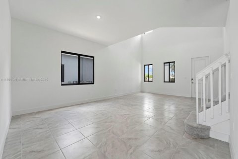 Купить виллу или дом в Хомстед, Флорида 5 спален, 298.68м2, № 1937299 - фото 8