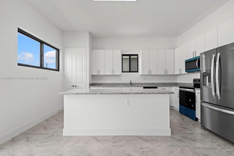 Купить виллу или дом в Хомстед, Флорида 5 спален, 298.68м2, № 1937299 - фото 13