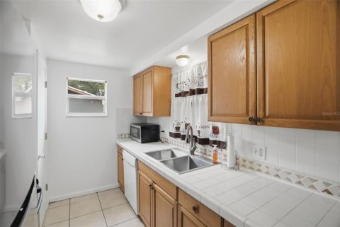 House in Pinellas Park, Florida 4 bedrooms, 113.81 sq.m. № 2216013 - photo 18