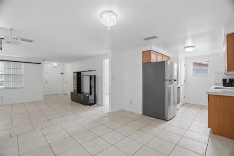 House in Pinellas Park, Florida 4 bedrooms, 113.81 sq.m. № 2216013 - photo 16