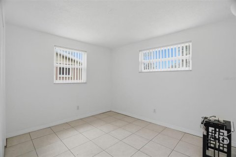House in Pinellas Park, Florida 4 bedrooms, 113.81 sq.m. № 2216013 - photo 12