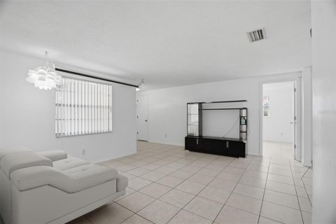 House in Pinellas Park, Florida 4 bedrooms, 113.81 sq.m. № 2216013 - photo 6