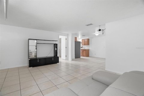 House in Pinellas Park, Florida 4 bedrooms, 113.81 sq.m. № 2216013 - photo 5