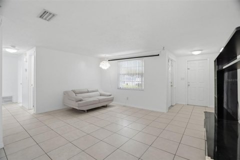 House in Pinellas Park, Florida 4 bedrooms, 113.81 sq.m. № 2216013 - photo 7