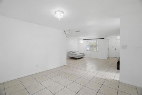 House in Pinellas Park, Florida 4 bedrooms, 113.81 sq.m. № 2216013 - photo 21