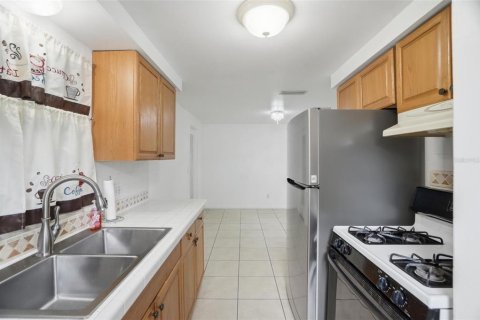 House in Pinellas Park, Florida 4 bedrooms, 113.81 sq.m. № 2216013 - photo 20