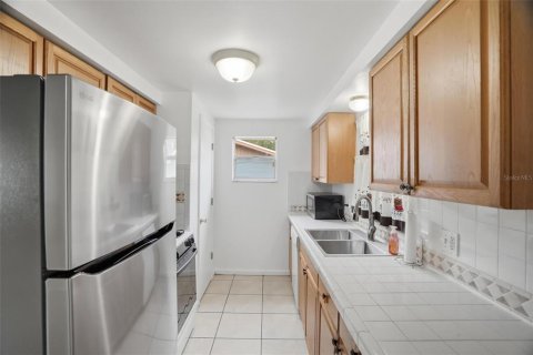 House in Pinellas Park, Florida 4 bedrooms, 113.81 sq.m. № 2216013 - photo 17