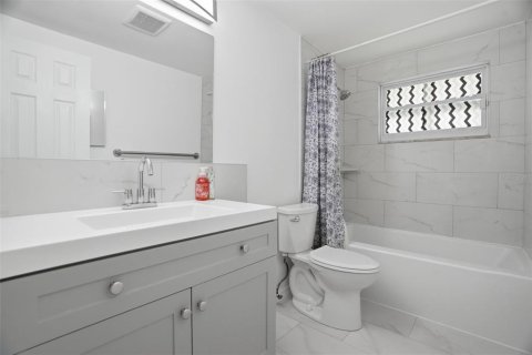 House in Pinellas Park, Florida 4 bedrooms, 113.81 sq.m. № 2216013 - photo 13