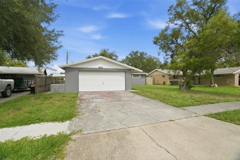 House in Pinellas Park, Florida 4 bedrooms, 113.81 sq.m. № 2216013 - photo 2