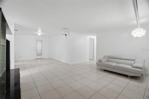 House in Pinellas Park, Florida 4 bedrooms, 113.81 sq.m. № 2216013 - photo 4