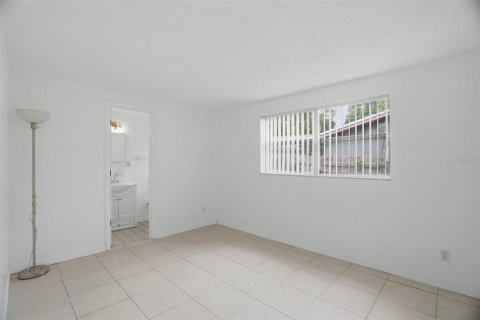 House in Pinellas Park, Florida 4 bedrooms, 113.81 sq.m. № 2216013 - photo 8