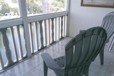 Condominio en venta en Hallandale Beach, Florida, 2 dormitorios, 97.55 m2 № 2260690 - foto 10