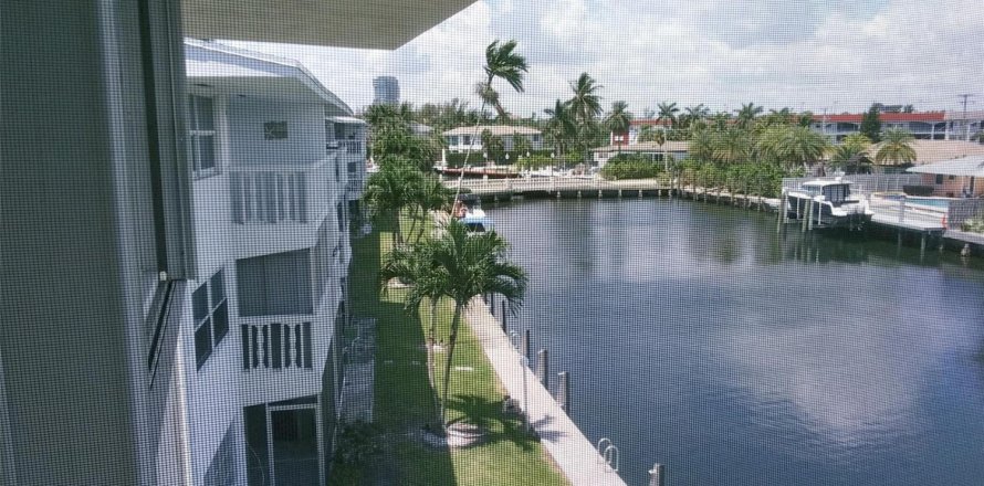 Condominio en Hallandale Beach, Florida, 2 dormitorios № 2260690