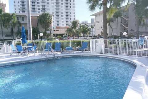 Condominio en venta en Hallandale Beach, Florida, 2 dormitorios, 97.55 m2 № 2260690 - foto 22
