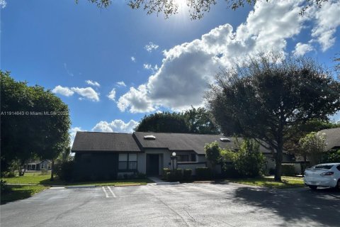 Villa ou maison à louer à Royal Palm Beach, Floride: 3 chambres, 120.59 m2 № 1970144 - photo 2