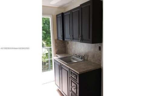 Propiedad comercial en venta en Miami, Florida, 220.74 m2 № 1863891 - foto 15