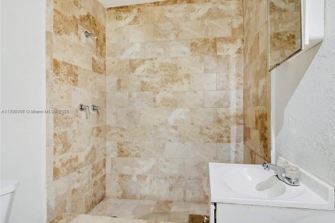 Propiedad comercial en venta en Miami, Florida, 220.74 m2 № 1863891 - foto 12