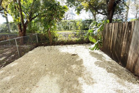 House in Opa-locka, Florida 3 bedrooms, 116.41 sq.m. № 1991101 - photo 2