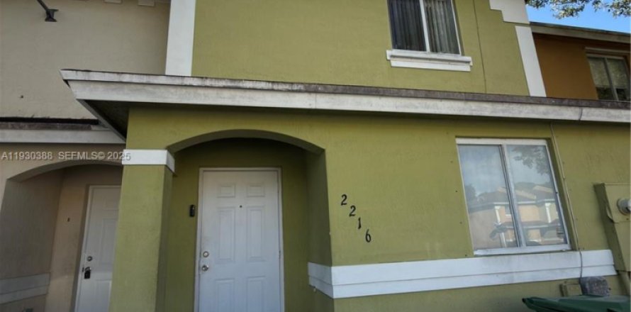 House in Opa-locka, Florida 3 bedrooms, 116.41 sq.m. № 1991101